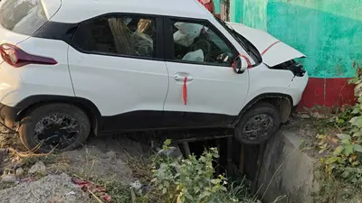 बाइक सवार को बचाने में दुर्घटनाग्रस्त हुआ कार, बाल-बाल बचे सवार