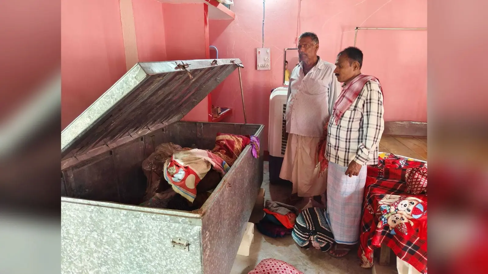 घर में सोये थे लोग, चोरों ने कर ली लाखों की चोरी