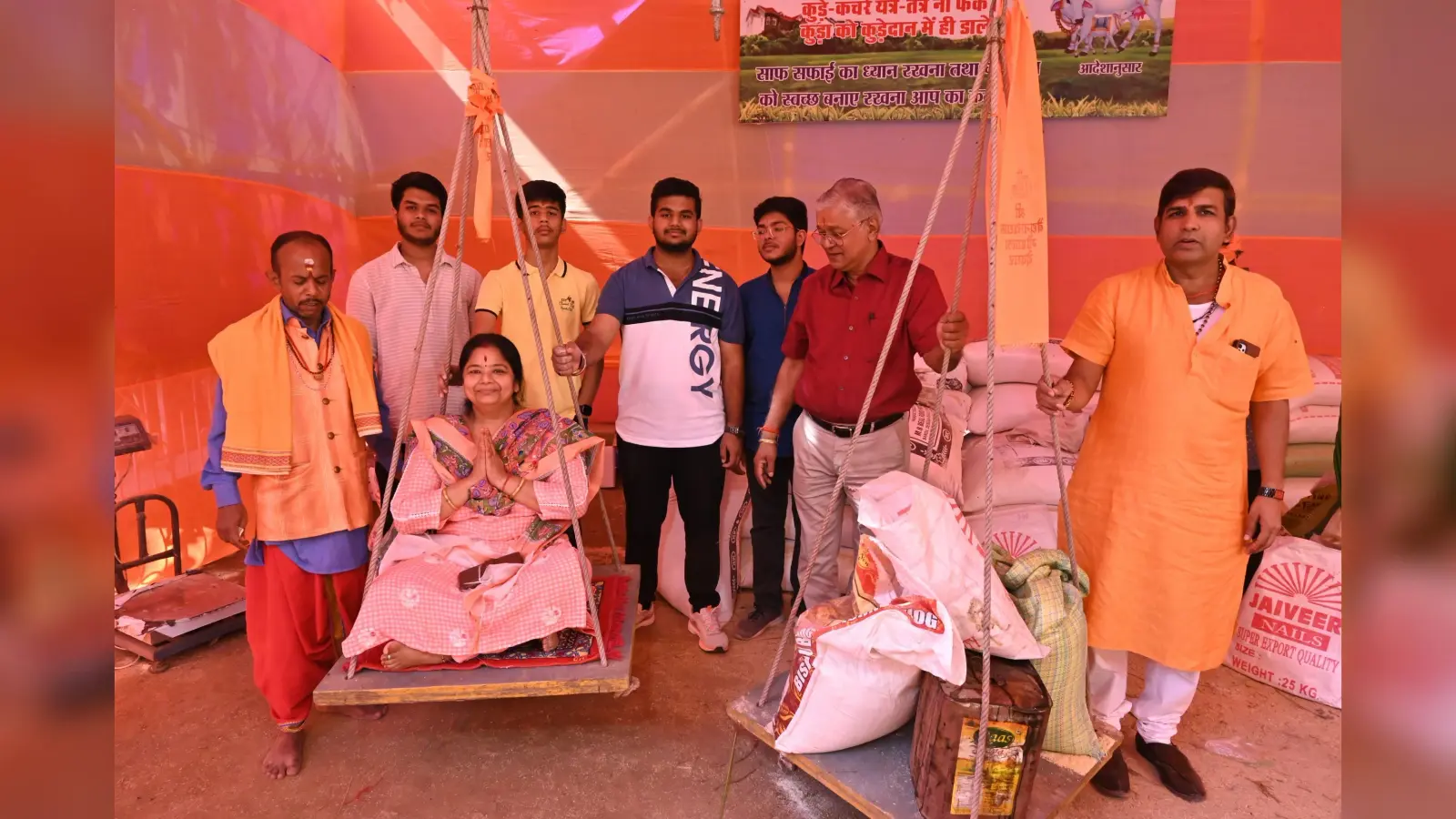 गोमाता को खिलाया चारा, दो सौ से अधिक लोगों ने किया तुला दान