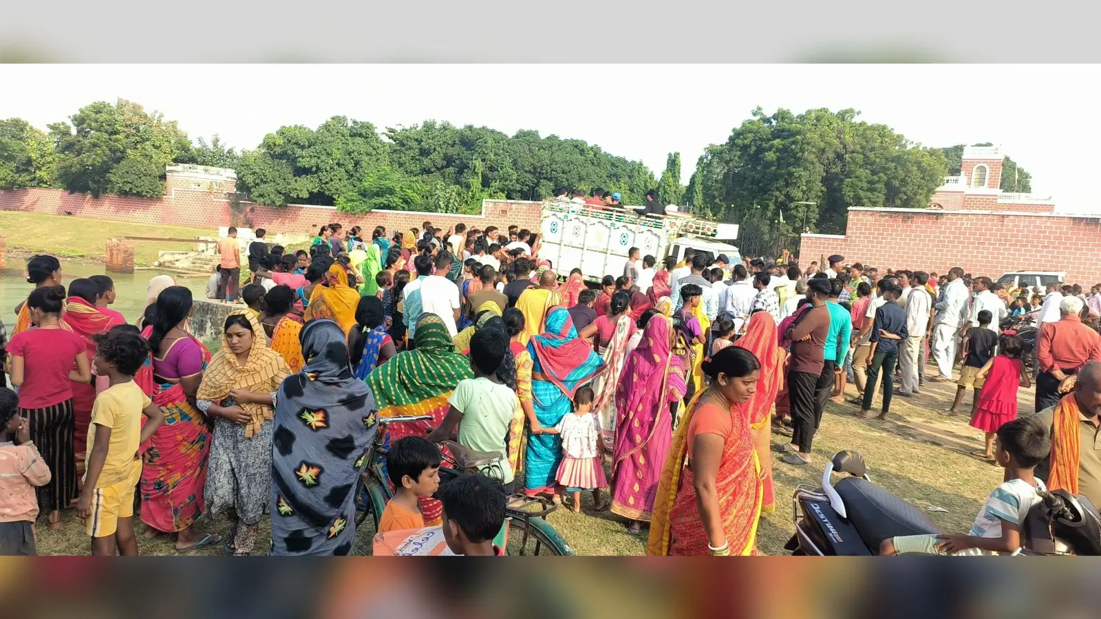 दो दिनों से लापता युवक का शव तालाब से बरामद