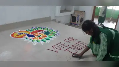 RANCHI NEWS : रंगोली और पेंटिंग से विद्यार्थी कर रहे वोट की अपील