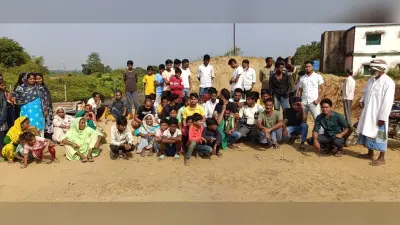 BOKARO NEWS : मुआवजे को लेकर रैयतों ने रेल लाइन का काम रोका