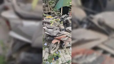 जब्त वाहनों का बना पहाड़, मीठापुर गर्दनीबाग सड़क पर हुआ अतिक्रमण
