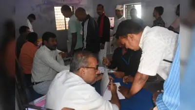 dhanbadnews: पुलिस लाइन व जिला प्रशासन के अधिकारियों ने किया पोस्टल बैलेट से मतदान