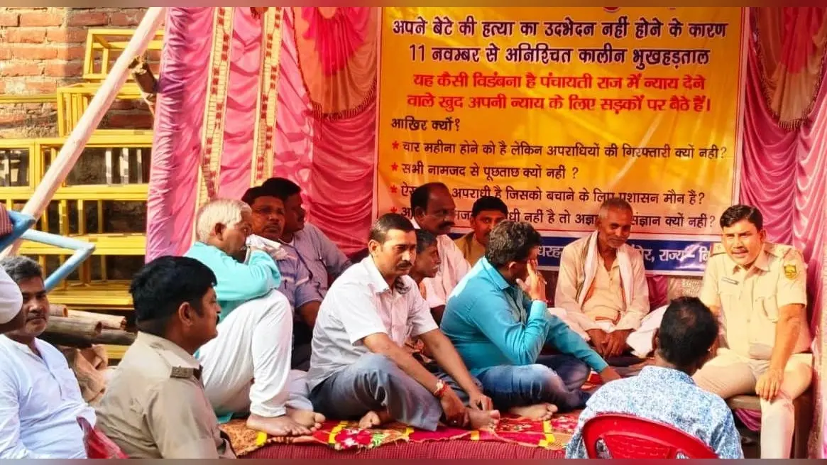 पुत्र के हत्याकांड उद्भेदन की मांग को लेकर भूख हड़ताल पर बैठा सरपंच पिता