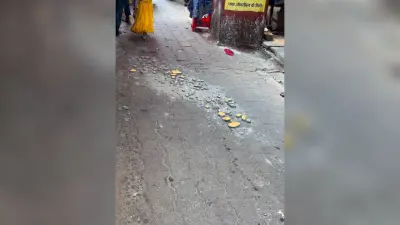 बाबा मंदिर के फुट ओवरब्रिज में दरार, मलबा गिरने से दुकानदार घायल