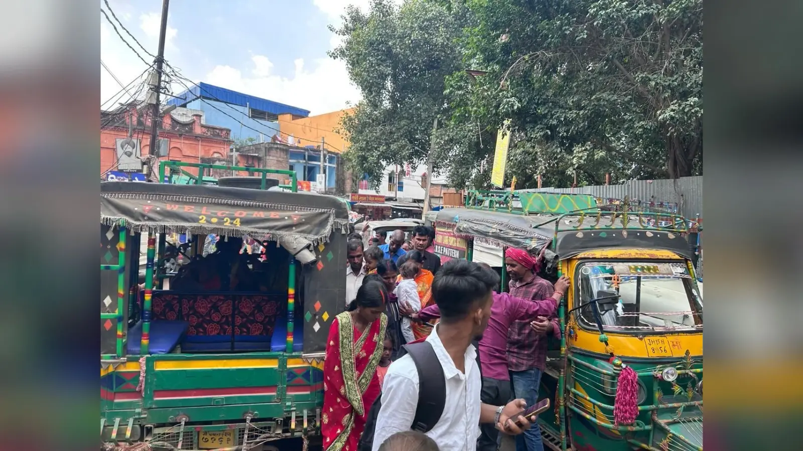 बाबा मंदिर: अनुष्ठान के लिए श्रद्धालओं की भीड़ उमड़ी, मंदिर जाने वाले रास्ते में जाम से परेशान रहे लोग