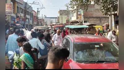 सड़क के दोनों ओर सजती हैं अवैध दुकानें, बीच से कैसे निकलेंगे वाहन