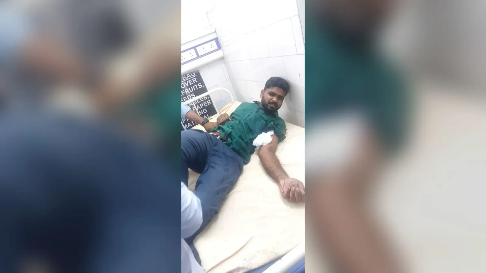 बाइक छीनने के दौरान बैंक कर्मी को मारी गोली, रेफर