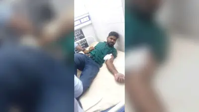 बाइक छीनने के दौरान बैंक कर्मी को मारी गोली, रेफर