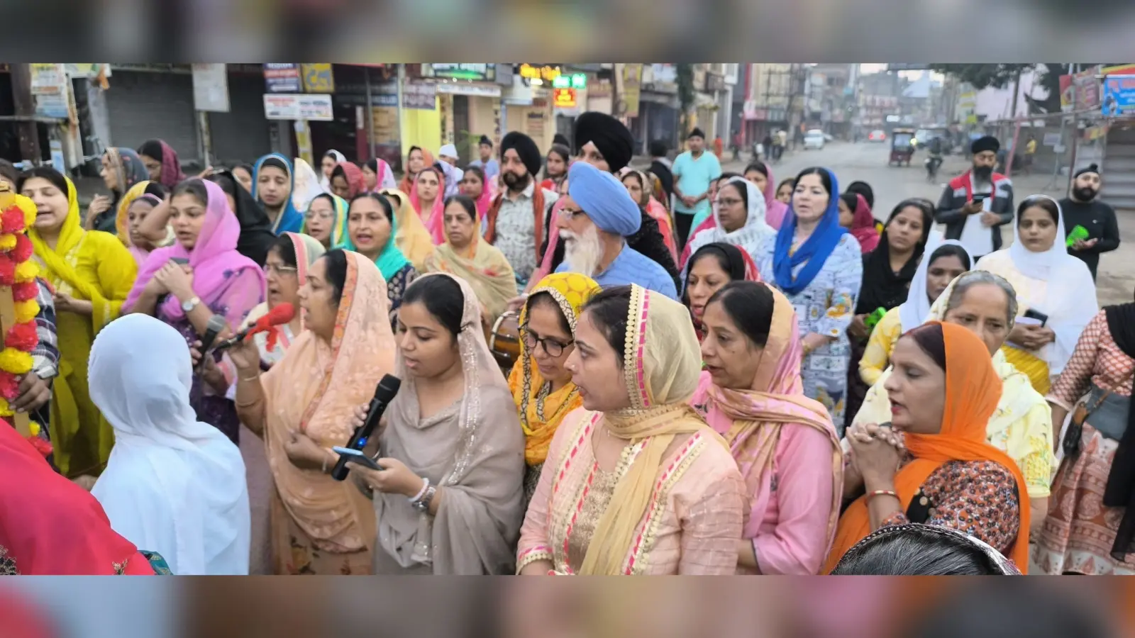 Giridih News :गुरबाणी से गूंजी शहर की गलियां