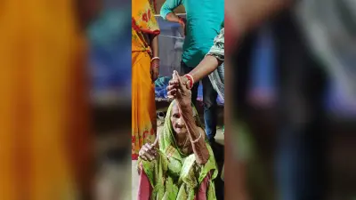 111 वर्ष की बुजुर्ग महिला मतदाता ने पोस्टल बैलेट से दिया वोट