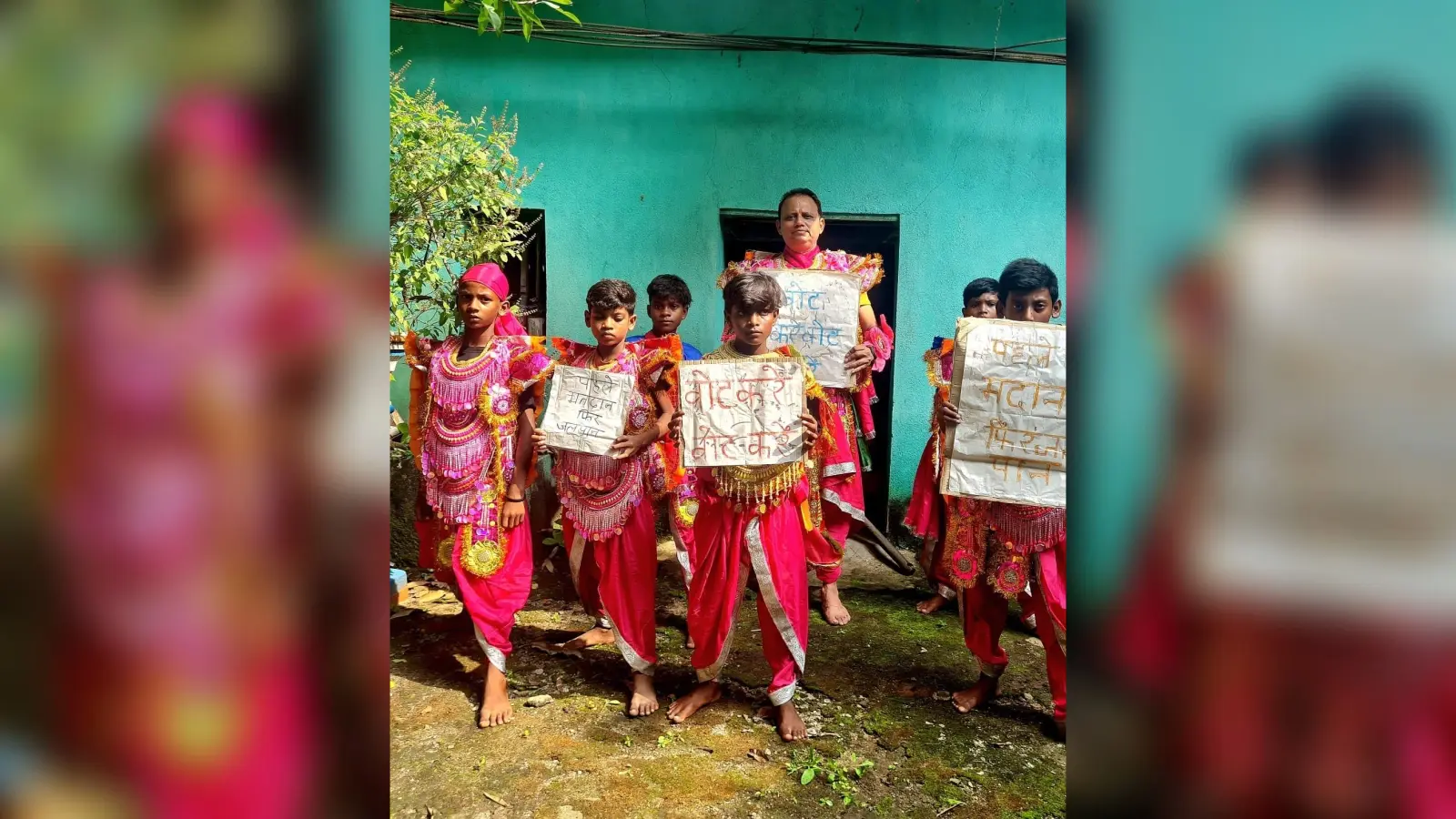 Ranchi News : छऊ नृत्य कर वोट देने की कर रहे अपील