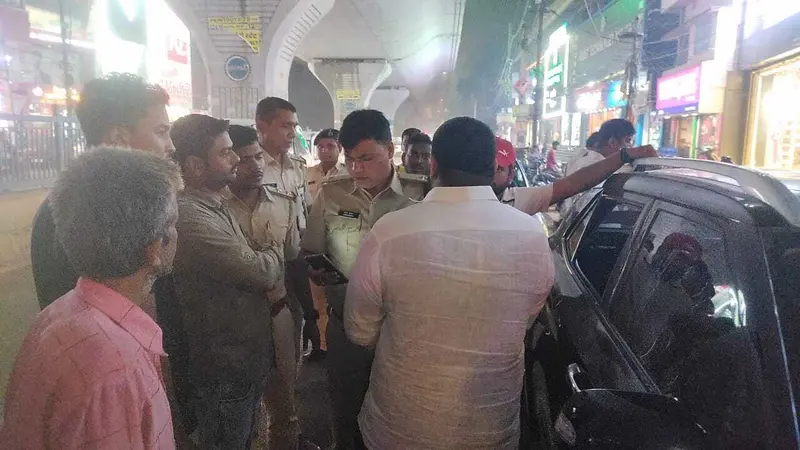 Patna News : ठेकेदार की कार का शीशा तोड़ कर उड़ाये 12 लाख रुपये