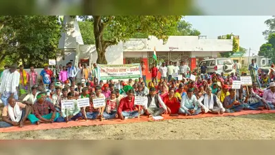 आदिवासियों ने प्रखंड मुख्यालय पर किया प्रदर्शन