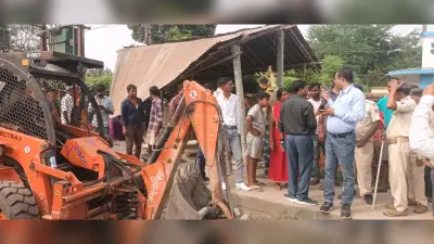 एनएच को प्रशासन ने कराया अतिक्रमणमुक्त, 35 दुकानों पर हुई कार्रवाई