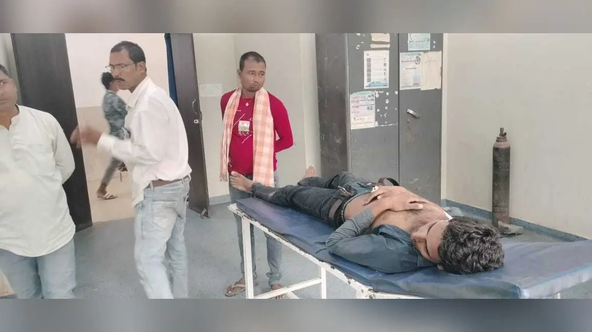 जेसीबी की चपेट में आने से बाइक सवार युवक गंभीर रूप से जख्मी