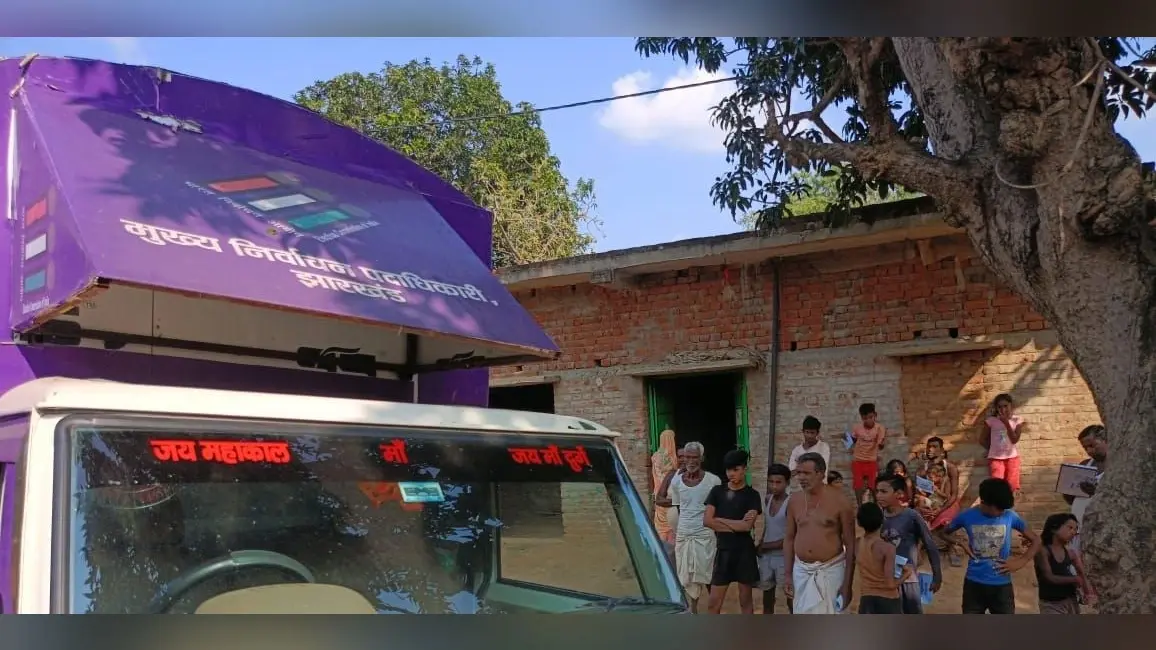 एलइडी स्क्रीन के माध्यम से मतदाताओं को किया जागरूक