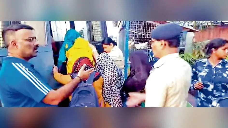 गलसी के होटल में चल रहा था जिस्मफरोशी का धंधा, 12 युवतियों और पांच युवकों को किया गया गिरफ्तार