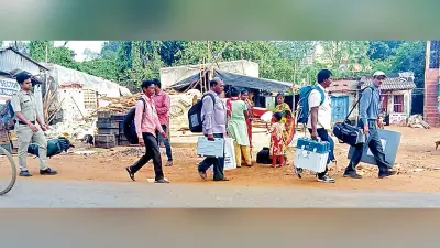तालडांगरा विधानसभा उप चुनाव के लिए मतदान कर्मी मतदान केंद्रों की ओर रवाना