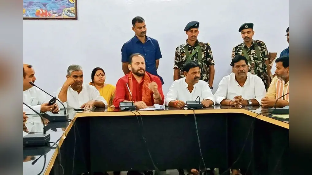 Buxar News : खराब चापाकलों को चिह्नित कर जल्द कराएं मरम्मत : पीएचइडी मंत्री