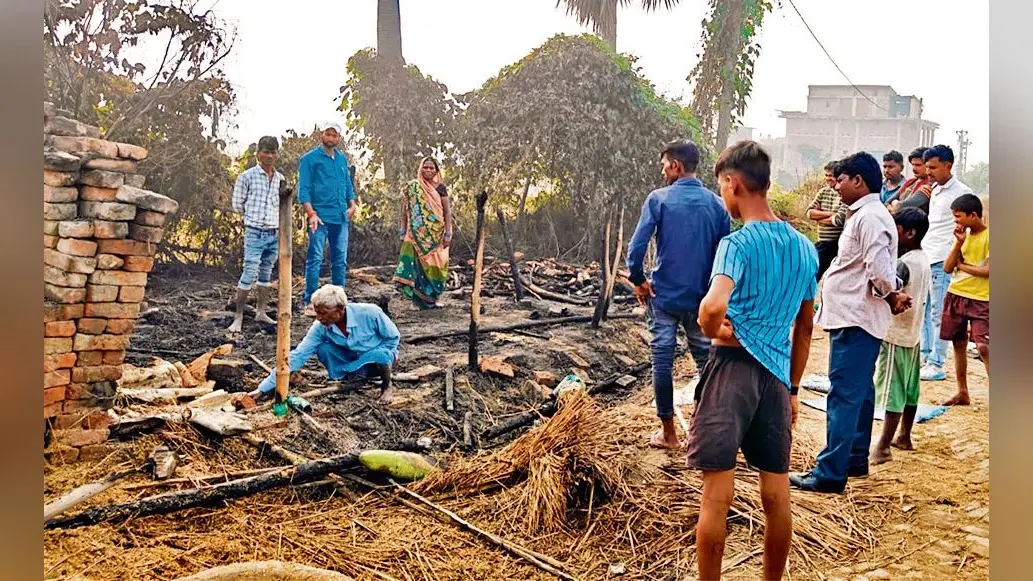 Chhapra News : दाउदपुर में अगलगी में झोंपड़ीनुमा दो घर जलकर राख, हजारों का नुकसान
