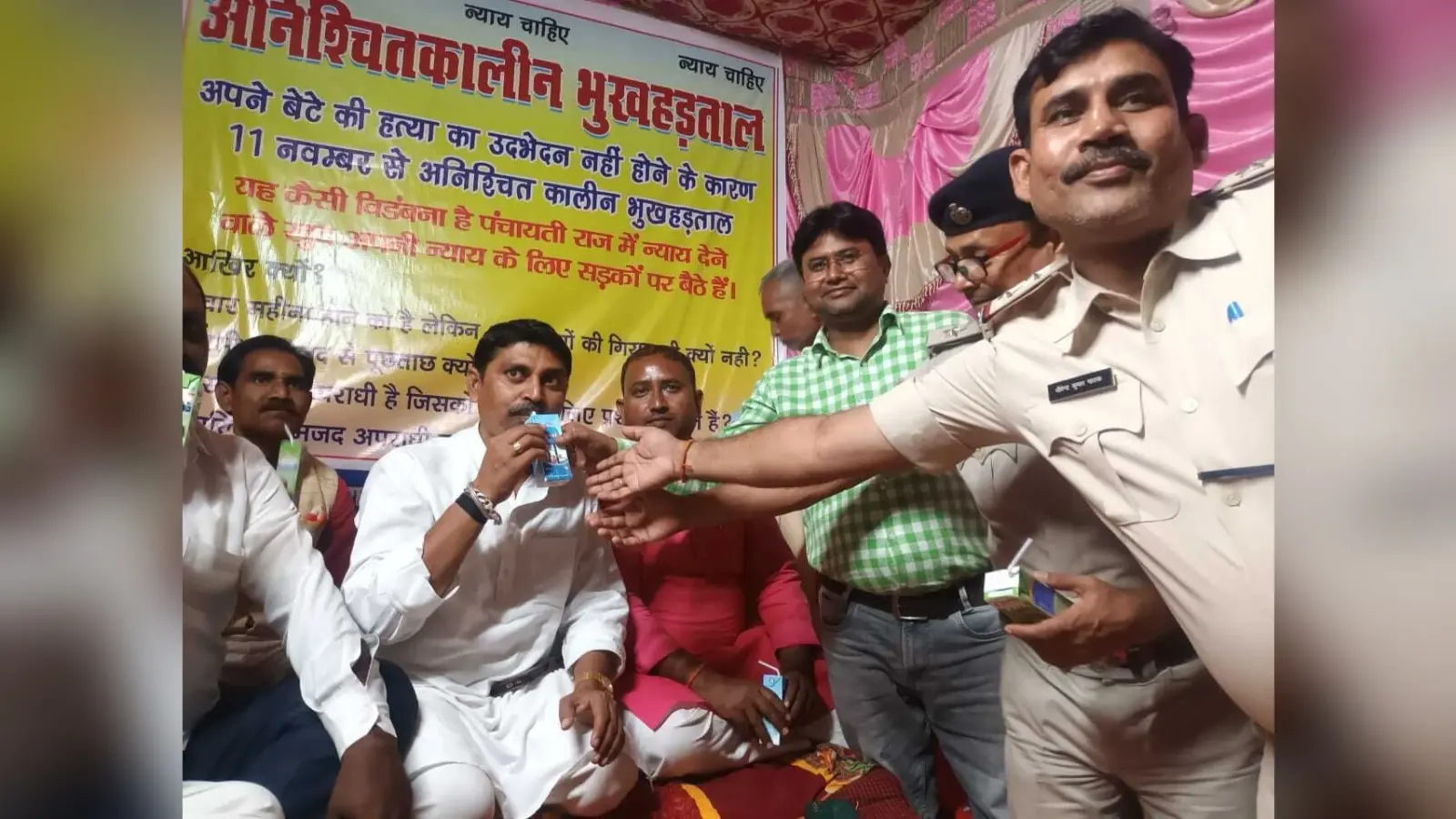 मृत बेटे को इंसाफ दिलाने को डटे सरपंच पिता ने तोड़ा अनशन
