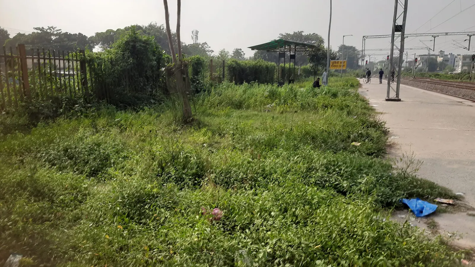 कोर्ट स्टेशन पर बढ़ गयी ट्रेनों की संख्या, प्लेटफॉर्म पर यात्री सुविधाएं नदारद