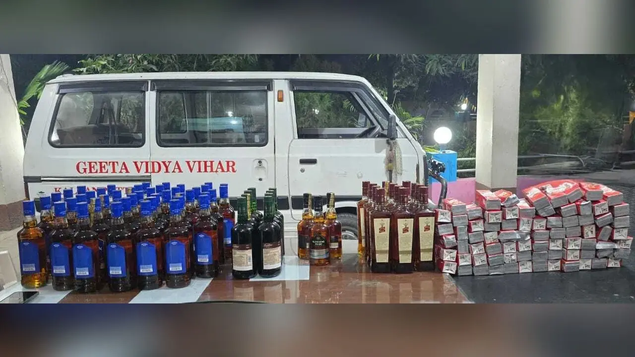 स्कूल वैन से 66.540 लीटर विदेशी शराब बरामद, दो तस्कर गिरफ्तार