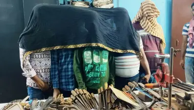 असरगंज में मिनीगन फैक्टरी का उद्भेदन, पांच गिरफ्तार