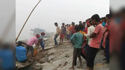 गंडक नदी तट पर पुल के पाये से टकरायी नाव, एक लापता