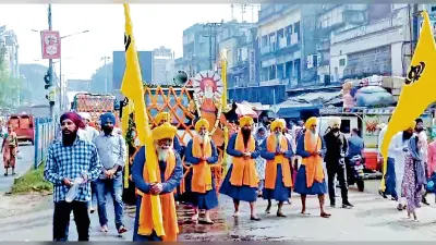 गुरुद्वारा प्रबंधक कमेटी की गुरुनानक देव के प्रकाश पर्व को लेकर शोभायात्रा