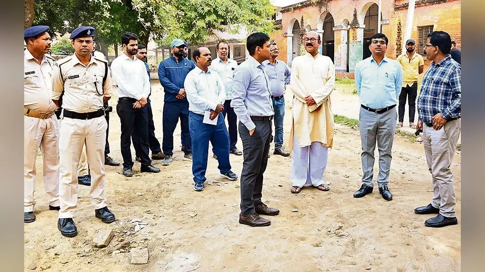 एमपी उच्च विद्यालय का डीएम ने किया औचक निरीक्षण, प्रधानाचार्य पर किया स्पष्टीकरण व वेतन बंद