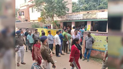 Jamshedpur News : नामोटोला में मतदान केंद्र के भीतर वोटर को प्रभावित करने का आरोप, हुआ हंगामा