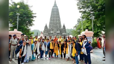 Gaya News : हॉकी की महिला खिलाड़ियों ने महाबोधि मंदिर में की पूजा-अर्चना