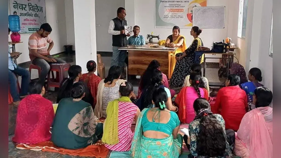 कृषि पद्धति को सरल करने के लिए नेचर विलेज टीम ने किसानों से किया संवाद