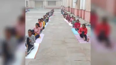 योग कक्षा में शत प्रतिशत भाग लेने वाले छात्र -छात्राओं को प्राचार्य ने किया सम्मानित
