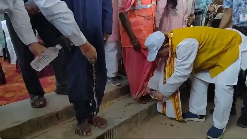 जमुई में डिप्टी सीएम ने सफाईकर्मी के धोये पैर, चलाया स्वच्छता अभियान