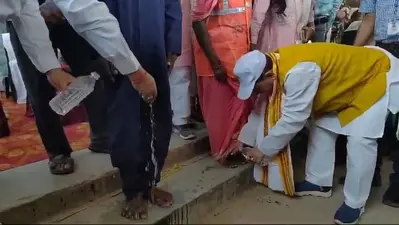 जमुई में डिप्टी सीएम ने सफाईकर्मी के धोये पैर, चलाया स्वच्छता अभियान
