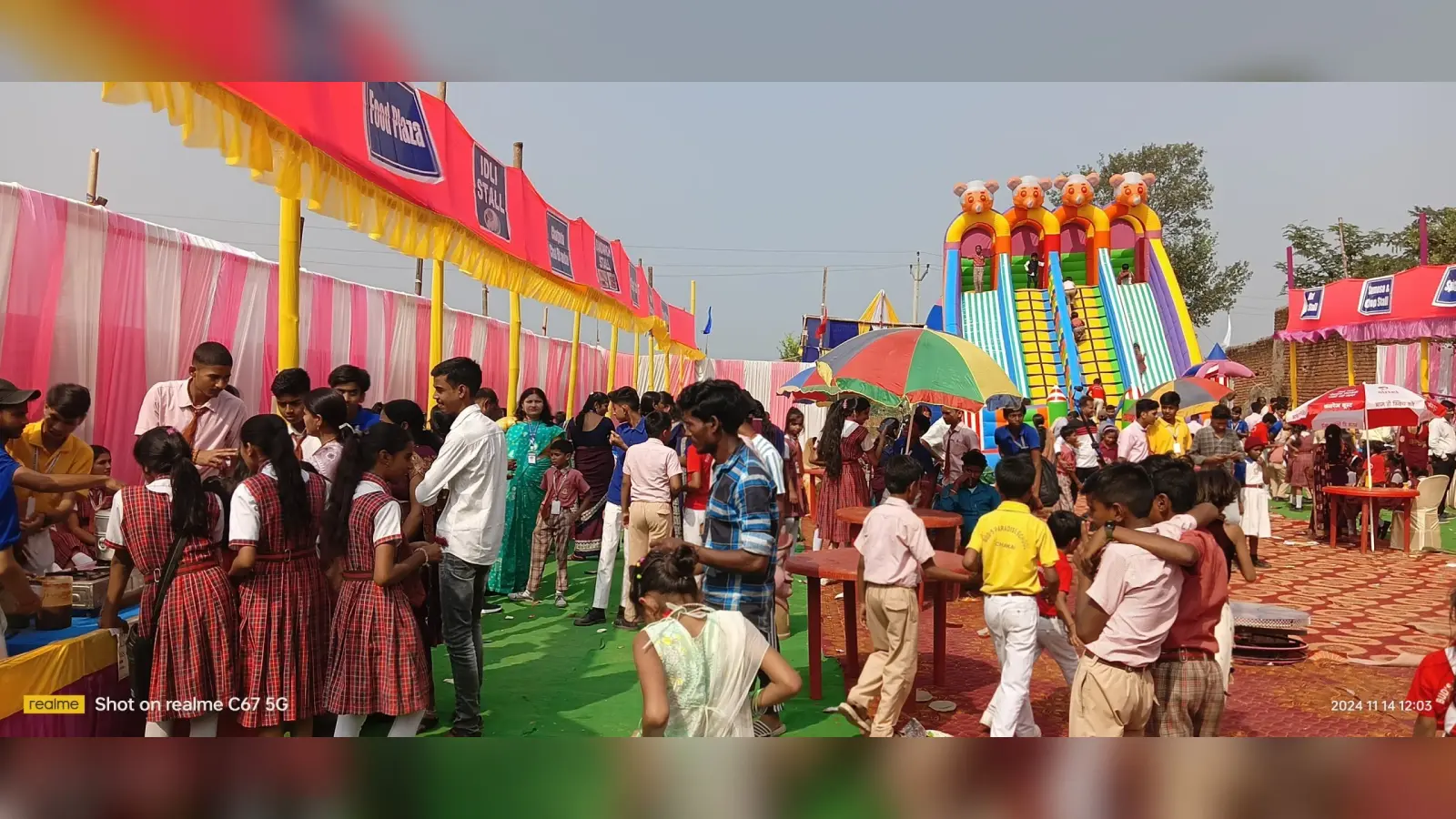 स्कूल में लगाया गया बाल मेला