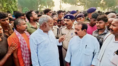 siwan news : मां व बहन के सामने युवक की गोली मारकर हत्या, विरोध में सड़क जाम, विधायक को दौड़ाया