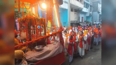 Giridih News: गुरु नानक जयंती के अवसर पर सरिया में निकली भव्य शोभा यात्रा
