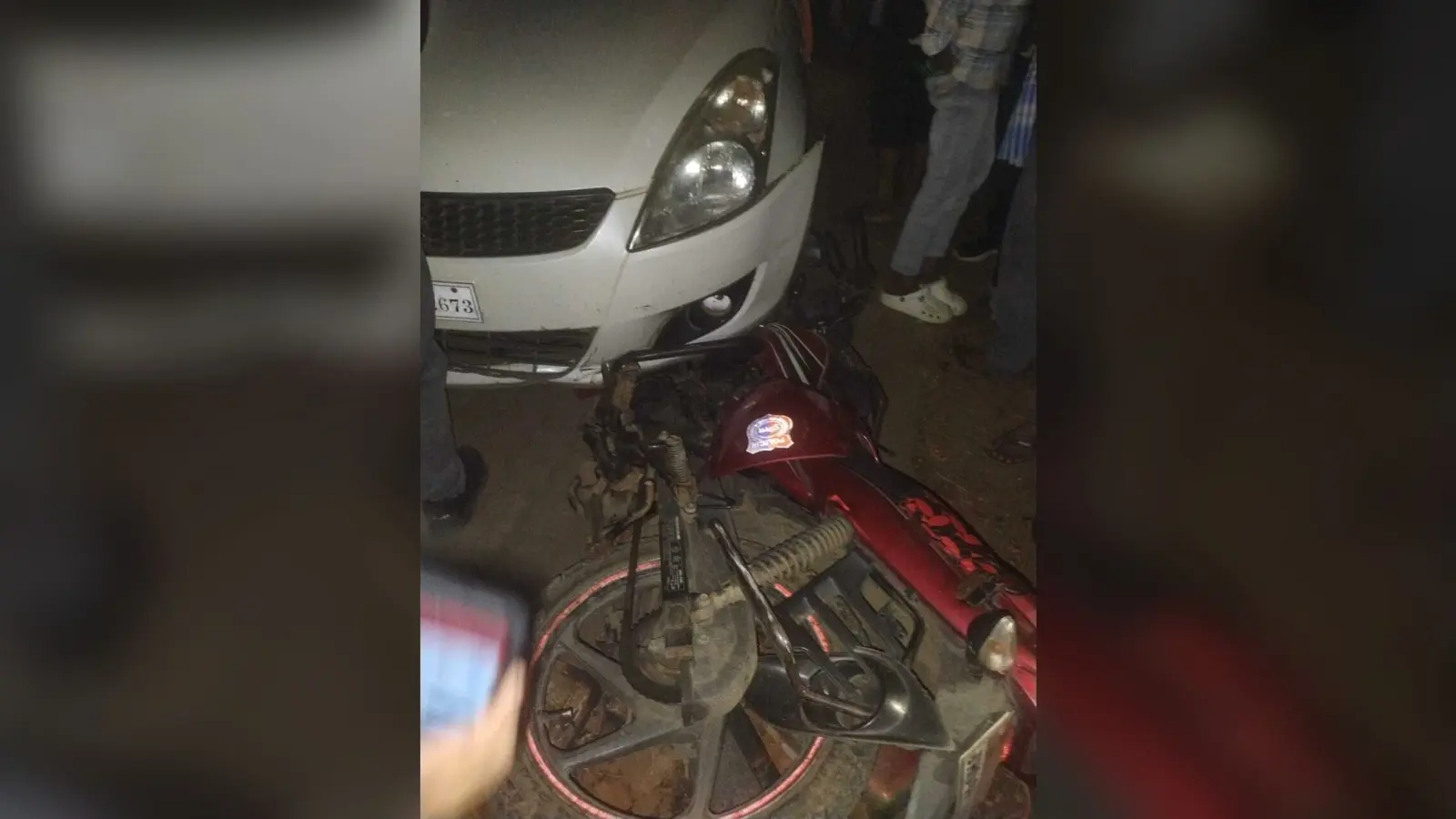कार ने बाइक को मारी टक्कर, बाल-बाल बचा जवान