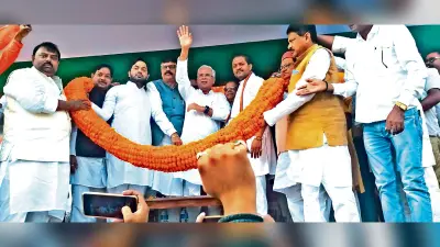 Bokaro News : सत्ता हासिल करने के लिए लोगों को बांट रही है भाजपा : भूपेश बघेलराज्य की खनिज संपदा को अडानी-अंबानी के हाथों बेचने का काम कर रही हैबेरमो के संडे बाजार फुटबॉल मैदान में छत्तीसगढ़ के पूर्व मुख्यमंत्री ने किया चुनावी सभा