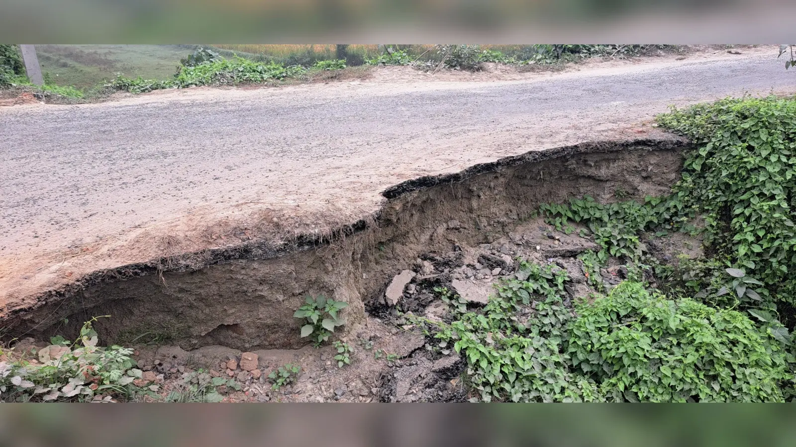 रानीपट्टी वितरणी नहर पर बनी पक्की सड़क क्षतिग्रस्त
