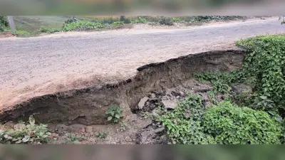 रानीपट्टी वितरणी नहर पर बनी पक्की सड़क क्षतिग्रस्त