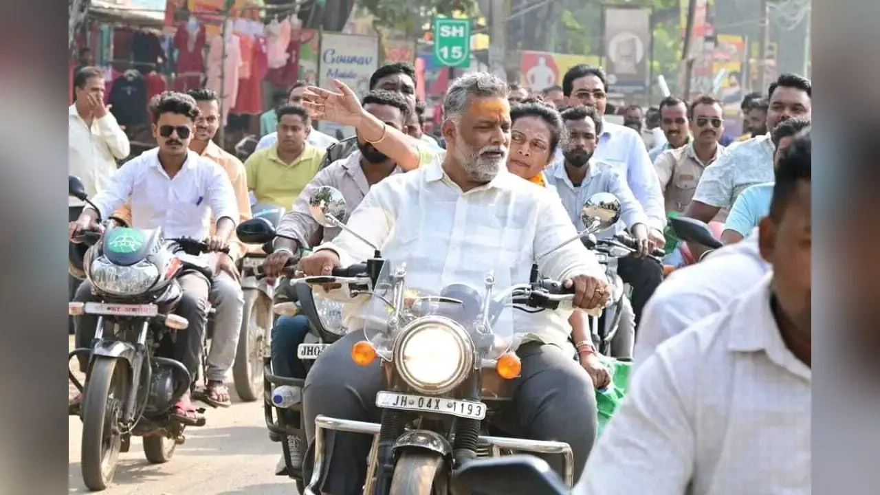 बुलेट पर डॉ लुईस मरांडी के साथ पप्पू यादव ने निकाली रैली, मांगे वोट