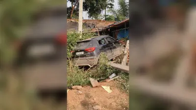 कार का संतुलन बिगड़ा, घर की दीवार में धक्का मारने से चालक घायल, वाहन क्षतिग्रस्त