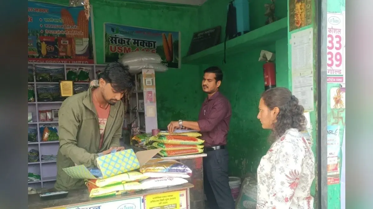 उचित मूल्य पर किसानों को दें खाद