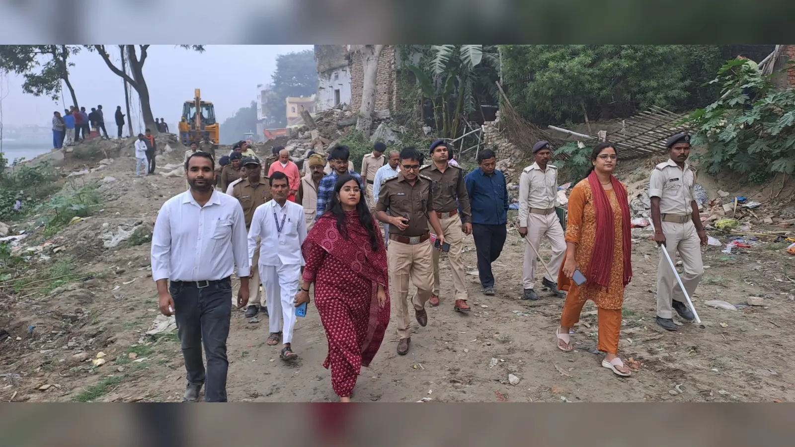 झील की अतिक्रमणकारियों पर चला बुलडोजर